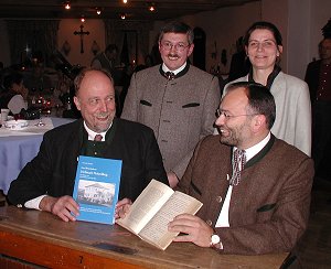 Bürgermeister Pelzer und AK-Vorsitzender Leo Wöhr mit Sepp Hatzl und Katja Klee