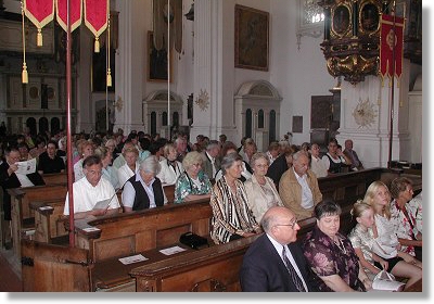 Publikum in der Kirche vor Beginn des Konzerts