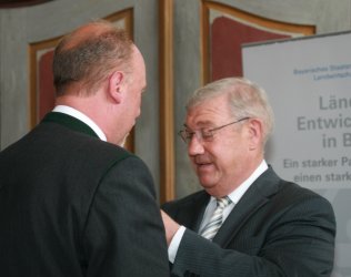 Staatsminister Josef Miller zeichnet Brgermeister Michael Pelzer mit der Staatsmedaille in Silber fr seine besonderen Verdienste aus.
