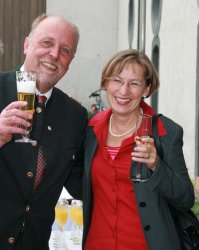 Gerlinde Augustin, Geschftsfhrerin der Schule fr Dorf- und Landentwicklung und Michael Pelzer stoen auf weiterhin gute Zusammenarbeit an.