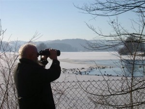 Vogelschtzer Kinshofer beim Beobachten der Vogelwelt am Seehamer See